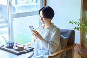 カフェでスマホを見る女性