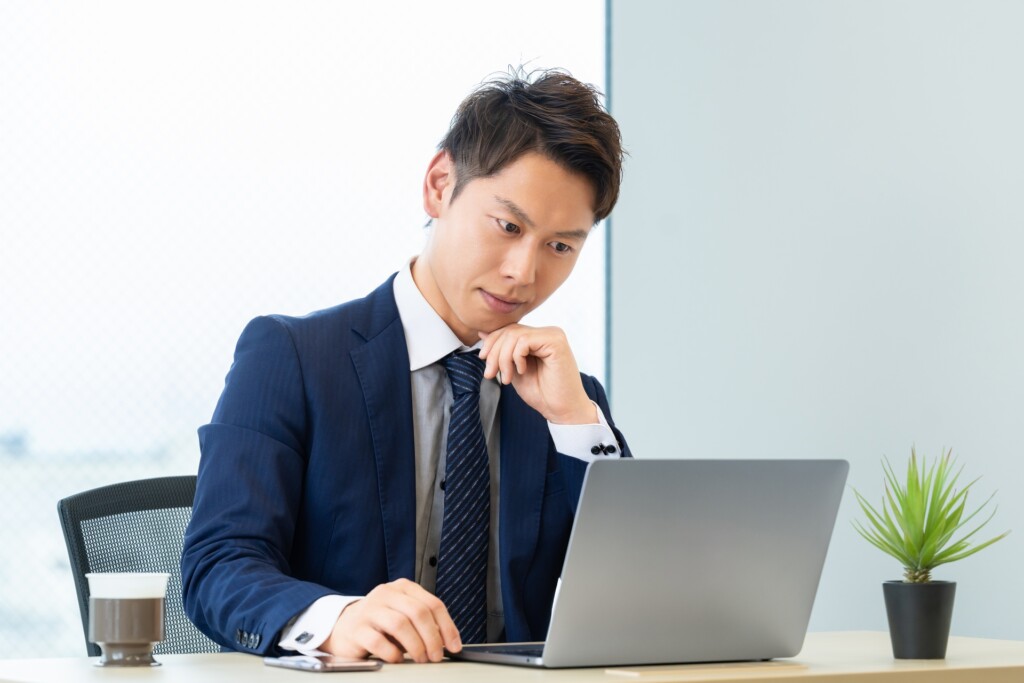 悩む営業パーソン